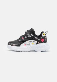 Adidași sintetic negri cu tălpi din cauciuc alb. Au curele Velcro ajustabile și grafice colorate, inclusiv inimi și stele.