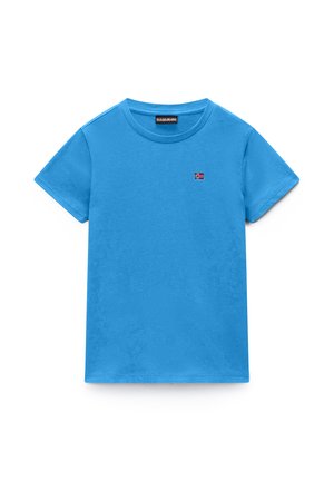 Blå T-shirt med korte ærmer og rund hals med lille norsk flagemblem på venstre bryst, vist på hvid baggrund.