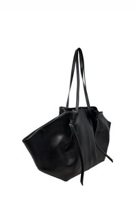 Černá kožená taška na rameno se dvěma nastavitelnými rukojetmi. Strukturální povrch, prostorná hlavní přihrádka a mírně uvolněný tvar.