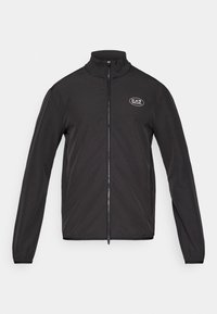 Svart zip-up jakke med høy krage, laget av lett materiale. Har lange ermer og en liten EA7-logo på øvre venstre bryst.