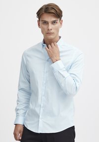 Himmelblaues Langarm-Hemd mit Knopfleiste aus glattem Stoff, mit Kragen, Knopfverschluss und taillierter Passform.