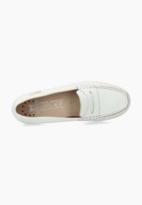 Mocassin en cuir blanc doté de coutures décoratives et d'une semelle intérieure rembourrée avec des trous de ventilation. Dessus lisse et texturé.