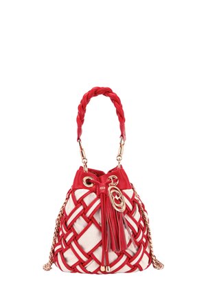 Borsa a secchiello in tessuto bianco con motivo in pelle intrecciata rossa, manico intrecciato, tracolla a catena dorata e nappina in pelle rossa con anelli dorati.