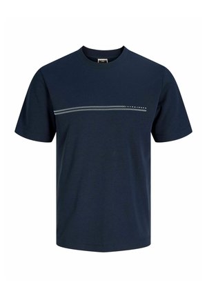 Tumesinine puuvillane T-särk ümar kaelusega, lühikeste varrukatega ja horisontaalse halli triibuga rinnal. Peenelt trükitud "JACK & JONES".