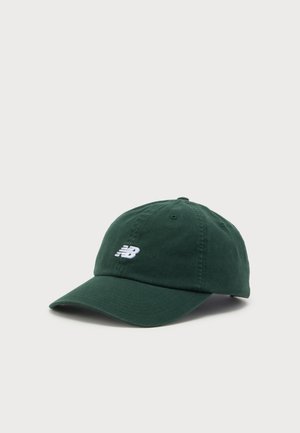 Тъмно зелена бейзболна шапка с бяло бродирано лого на New Balance отпред, показана на обикновен светъл фон.