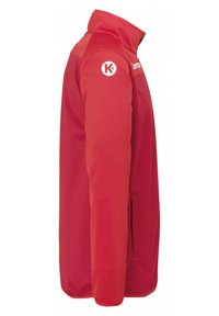 Rød softshell jakke med høj krave, lynlåslukning og sidelommer. Har brandsynlige detaljer på brystet og skulderområdet.