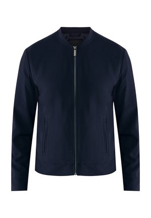 Giacca bombardiere blu con girocollo, chiusura a zip e due tasche laterali. Texture liscia e design aderente. Stile minimalista.