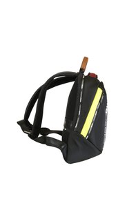 Zaino nero con un design elegante, caratterizzato da accenti riflettenti gialli, zip e spallacci imbottiti per il comfort. Contiene una maniglia in pelle.