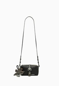 Mustast tekstuuriga risti üle keha kantav kott, esiküljel pandla detail ja hõbedased metallosad; küljele on lisatud lillemotiiv.