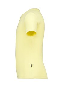 Keltainen ribbipaita lyhyillä hihoilla, istuva malli ja musta brändilogo helman kohdalla. Pehmeä tekstuuri ja normaali pyöreä pääntie.