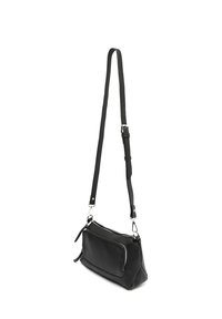 Sac bandoulière en cuir noir de forme rectangulaire, avec une poche frontale zippée et une bandoulière réglable avec des accents en métal.