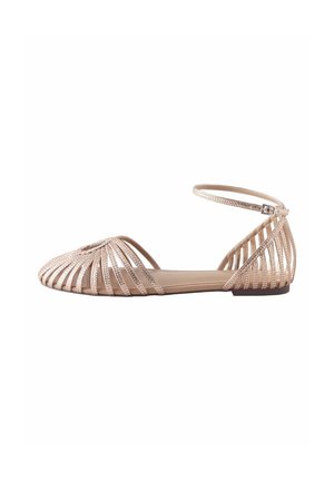 Flache Damensandale mit roségold strukturierten Riemen und einer Schnalle am Knöchel, mit offenem Käfig-Design und geschlossener Zehenpartie.