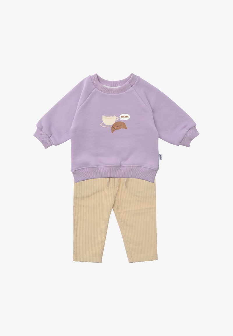 Lila Sweatshirt mit einem Grafikdruck von einer Tasse und einem Croissant, kombiniert mit hellbeigen Cordhosen, die einen elastischen Bund haben.