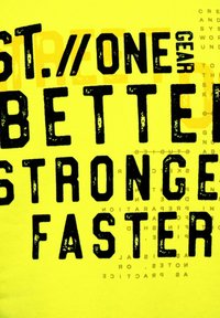 Tessuto giallo neon con grande testo nero che recita "STR/ONE GEAR BETTER STRONGER FASTER", caratterizzato da uno stile di font usurato e testo più piccolo sottostante.