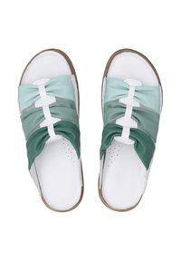 Twee open-toed sandalen met meerkleurige leren strikken in tinten van teal en groen, met een witte zool en geperforeerde binnenzool.