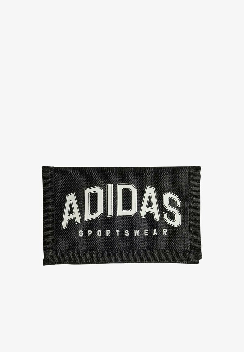 Cartera de tela negra con gran logo blanco de "ADIDAS" y el texto "SPORTSWEAR" debajo. Forma rectangular con bordes cosidos.