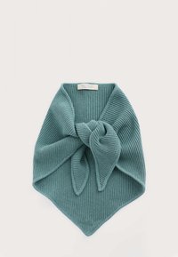 Strikket halstørklæde med ribstruktur i blågrøn farve med knudedetalje foran, lavet af økologisk bomuld. Har en trekantet form og glat tekstur.