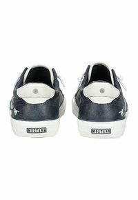 Modré kožené tenisky s bílými akcenty, které mají texturovaný povrch a detail s logem. Design zahrnuje polstrovanou patu a plochou gumovou podrážku.