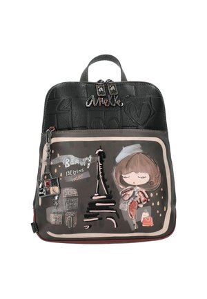 Schwarzer Leder-Rucksack mit glatter Textur. Enthält eine farbenfrohe Pariser Illustration, dekorative Reißverschluss-Details und ein geprägtes Design.