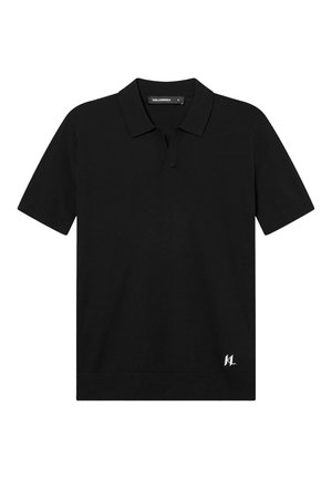 Sort polo-shirt med korte ærmer, krave og "KL"-logo broderet nær den nederste kant på højre side.