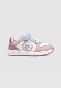 Zapatilla deportiva en rosa y blanco con un logo brillante, correa azul y acentos metálicos. Presenta una suela de goma texturizada.