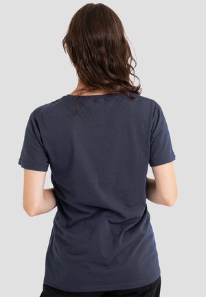 Marineblaues Baumwoll-T-Shirt mit kurzen Ärmeln, Rundhalsausschnitt und lockerer Passform. Glatte Textur und schlichtes Design, keine sichtbaren Muster oder Akzente.