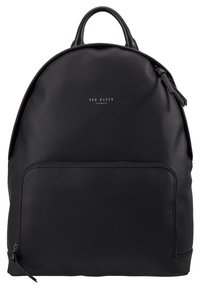 Sac à dos en cuir noir Ted Baker avec poignée supérieure, poche avant zippée et nom de la marque embossé sur le panneau avant.