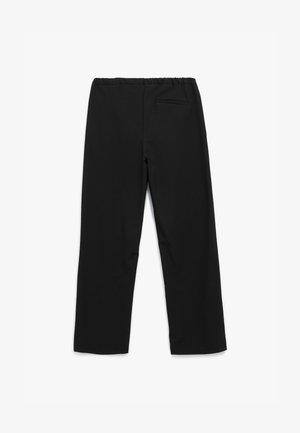 Zwarte broek met elastische tailleband, rechte pijpen, gladde textuur en een enkele achterzak.