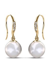 Orecchini placcati in oro con grandi perle bianche sospese a un gancio curvo, impreziositi da cinque piccole pietre trasparenti e scintillanti.