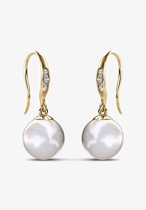 Orecchini placcati in oro con grandi perle bianche sospese a un gancio curvo, impreziositi da cinque piccole pietre trasparenti e scintillanti.