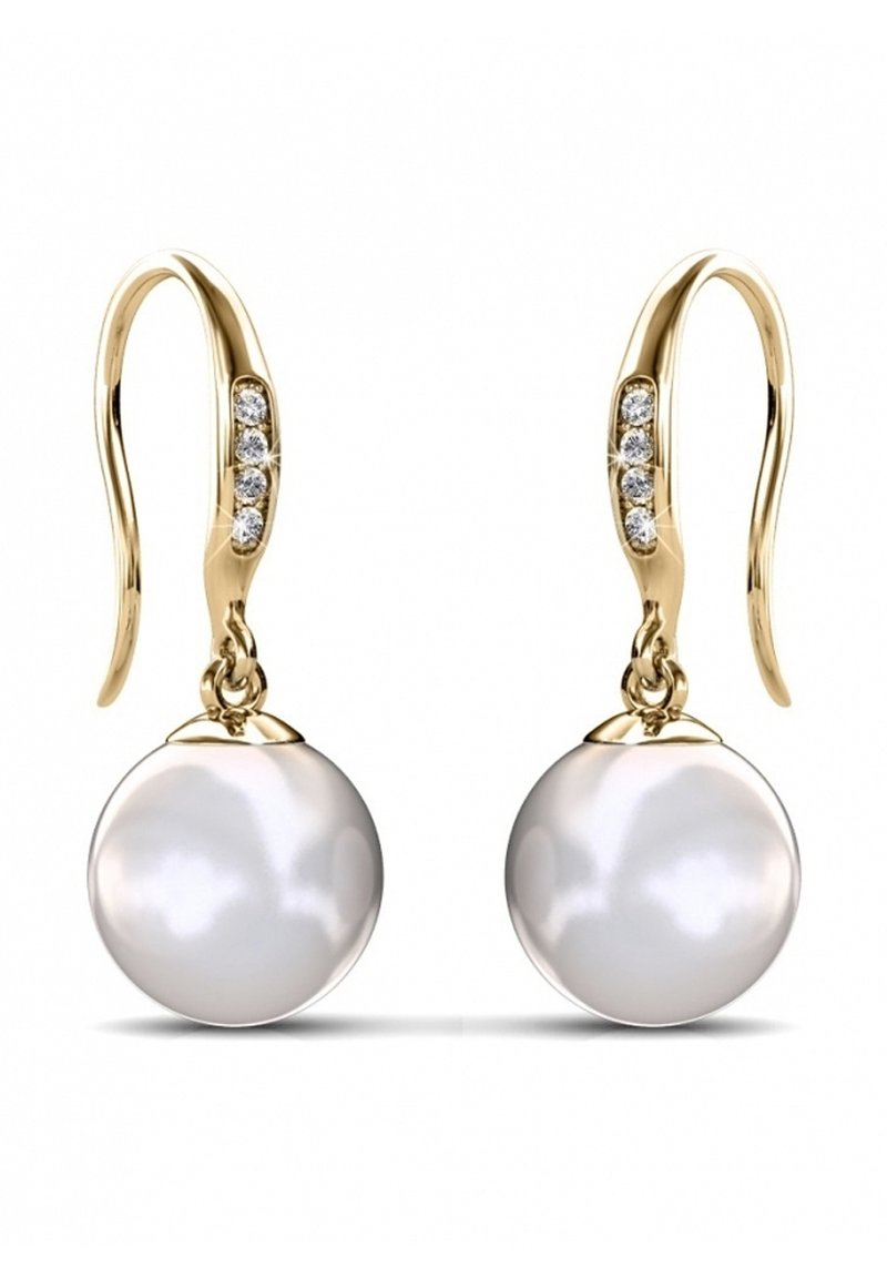 Orecchini placcati in oro con grandi perle bianche sospese a un gancio curvo, impreziositi da cinque piccole pietre trasparenti e scintillanti.