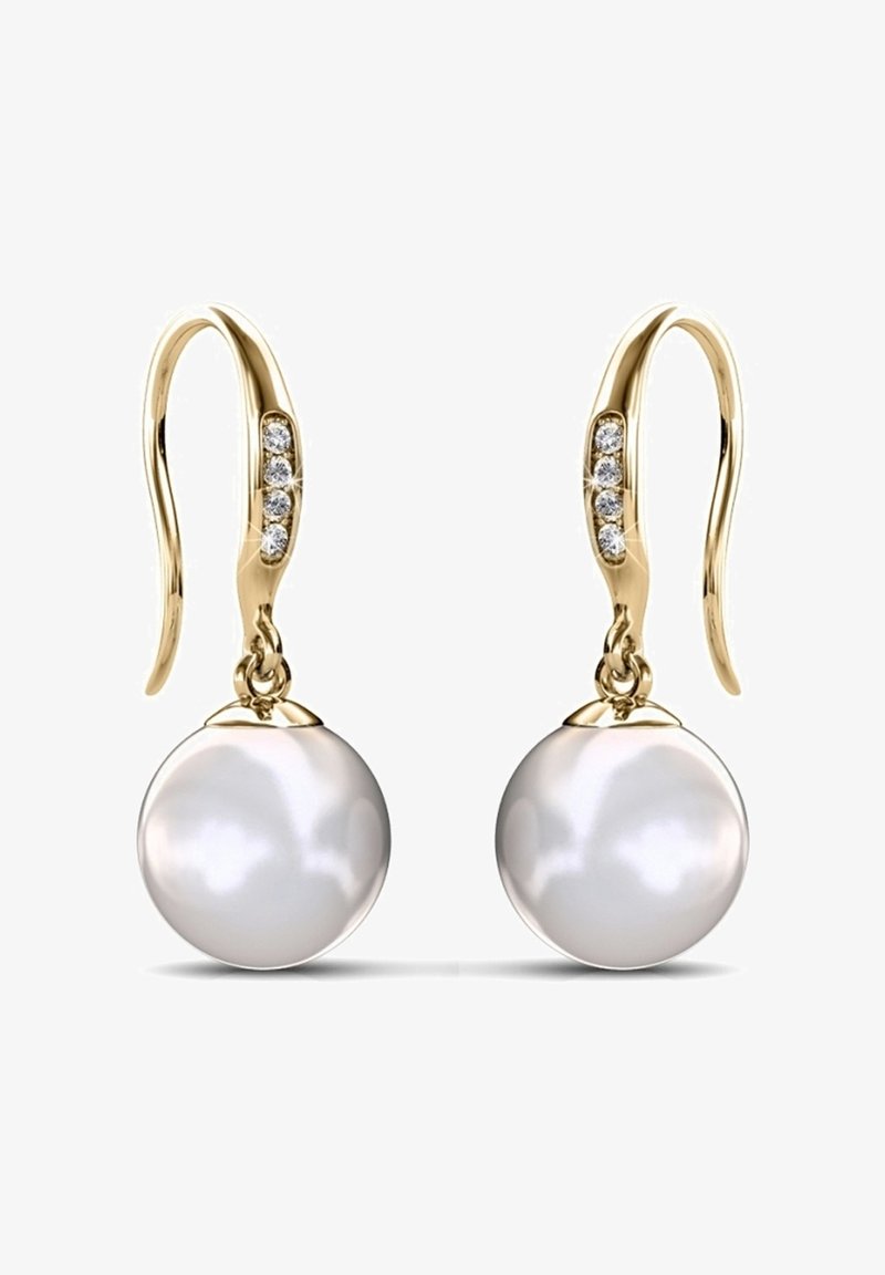 Boucles d'oreilles plaquées or présentant de grandes perles blanches suspendues à un crochet incurvé, avec cinq petites pierres claires étincelantes mettant en valeur le design.