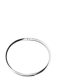 Srebrna bransoletka na nogę z gładką, wypolerowaną powierzchnią, okrągłym kształtem i zapięciem na klamerkę. Prosty design bez ozdób.