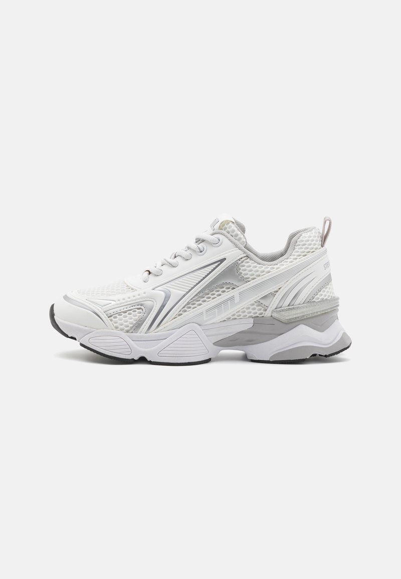 Scarpe sportive bianche con tomaia in rete, dettagli grigi, colletto imbottito e suola in gomma spessa. Presentano un design con lacci e una struttura di supporto.