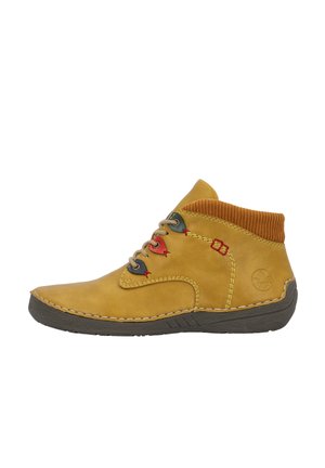 Bottine jaune en cuir avec un col orange côtelé, des accents de lacets rouges et bleus, et une semelle grise texturée. Présente des coutures minimales.