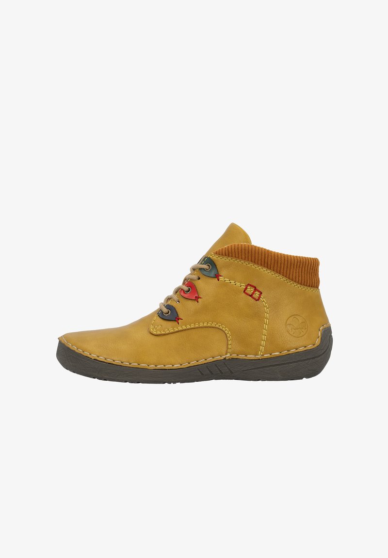 Stivaletto giallo in pelle con colletto arancione a coste, accenti di lacci rossi e blu, e suola grigia texturizzata. Presenta cuciture minime.