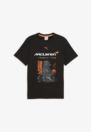 Czarna koszulka Puma z logo zespołu McLaren Formula 1, napisem Lando Norris, wizerunkiem kierowcy oraz grafiką samochodu wyścigowego Formuły 1 w kolorach pomarańczowym i szarym.
