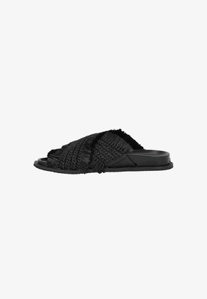 Sandalo nero slip-on con una larga fascia intrecciata e sfrangiata e suola piatta, progettato per un uso casual.