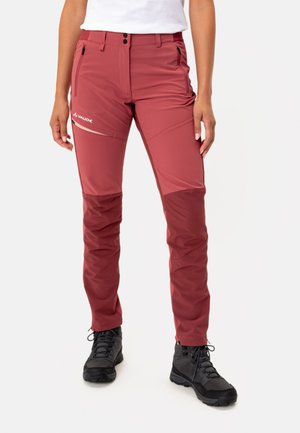 Pantalons softshell rouges avec des jambes inférieures renforcées, poches zippées et un logo sur la cuisse. Tissu texturé avec une finition lisse.
