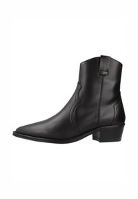 Bota de cuero negra a la altura del tobillo con punta afilada, costura decorativa, panel lateral elevado y tacón bajo. Textura suave sin adornos.