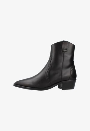 Bota de cuero negra a la altura del tobillo con punta afilada, costura decorativa, panel lateral elevado y tacón bajo. Textura suave sin adornos.