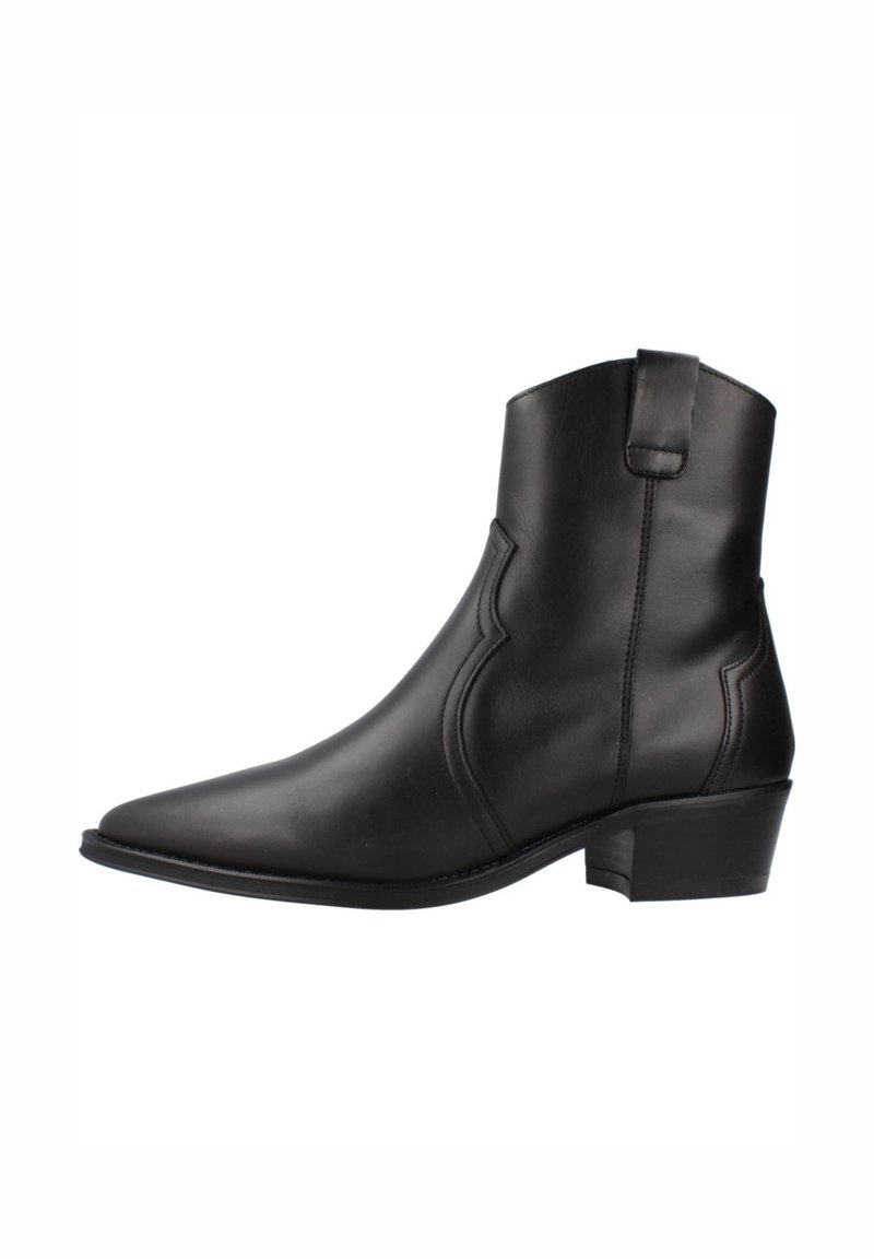 Bota de cuero negra a la altura del tobillo con punta afilada, costura decorativa, panel lateral elevado y tacón bajo. Textura suave sin adornos.