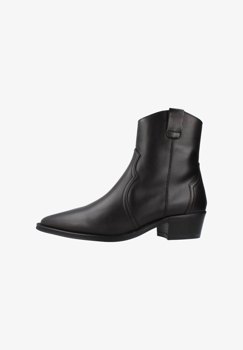 Bota de cuero negra a la altura del tobillo con punta afilada, costura decorativa, panel lateral elevado y tacón bajo. Textura suave sin adornos.