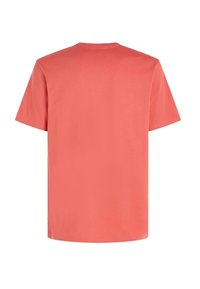 Camiseta de algodón color coral con cuello redondo clásico y mangas cortas. Textura suave, dobladillo recto y sin logotipos ni patrones visibles.