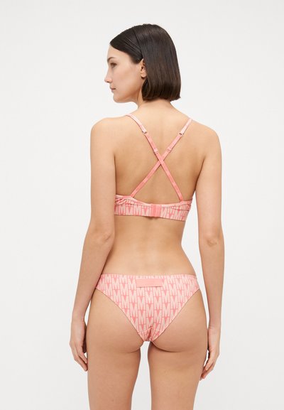 Rózsaszín bikini szett geometriai logó mintával, állítható keresztpántokkal, és kényelmes illeszkedéssel. Az anyag sima, puha tapintású.