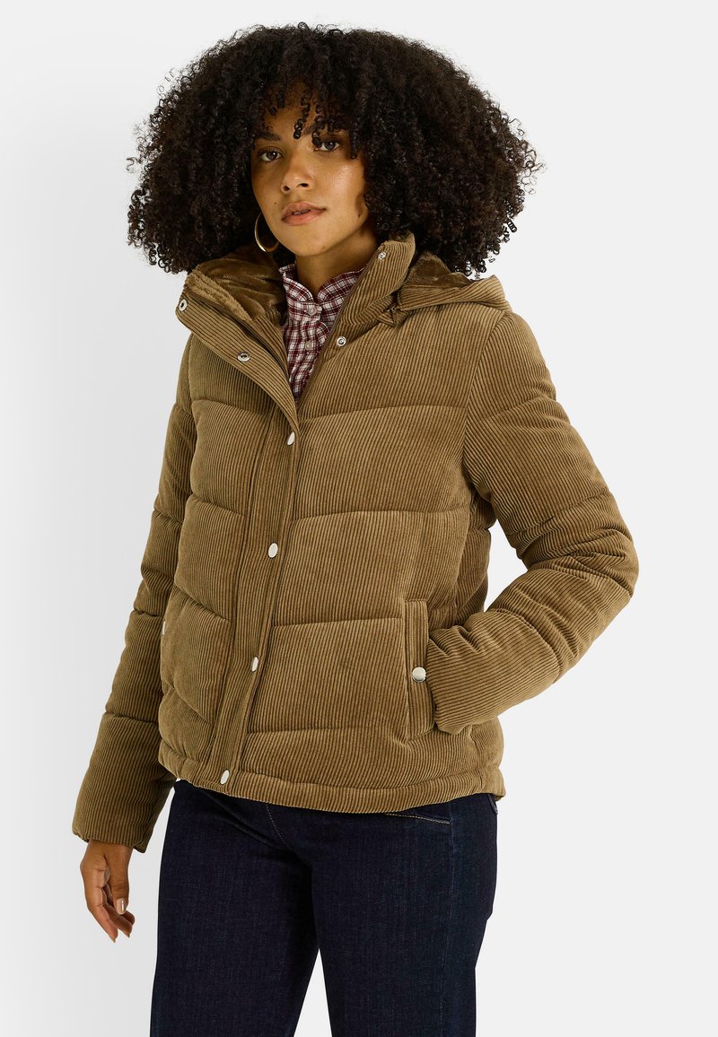 Chaqueta acolchada de pana marrón con capucha, botones a presión y bolsillos laterales. La tela tiene una textura acanalada y un diseño acolchado.