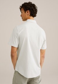 Korte mouw blouse in lichtcrème met een ruitpatroon, voorzien van een kraag, een gebogen zoom en een gladde, gestructureerde stofafwerking.