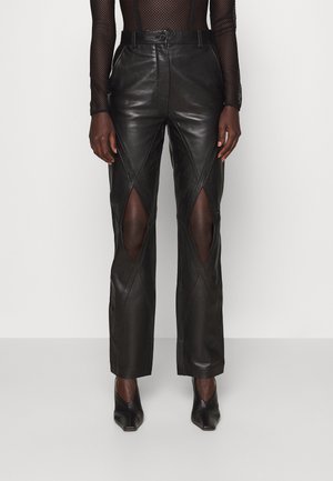 Μαύρο δερμάτινο παντελόνι με ψηλή μέση, φαρδιές γραμμές και κοψίματα στα πλάγια, διακοσμημένο με αντίθετες ραφές.
