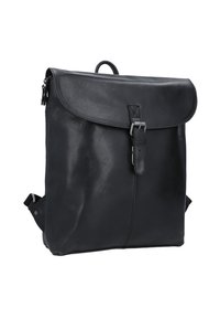 Sac à dos en cuir noir avec un rabat arrondi, fermeture à boucle à l'avant et bretelles réglables. Texture lisse avec des détails de couture minimalistes.