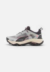 Szare buty trekkingowe z siateczkową i tekstylną cholewką, z czarnymi i różowymi akcentami, grubą gumową podeszwą oraz odblaskowymi sznurówkami dla lepszej widoczności.